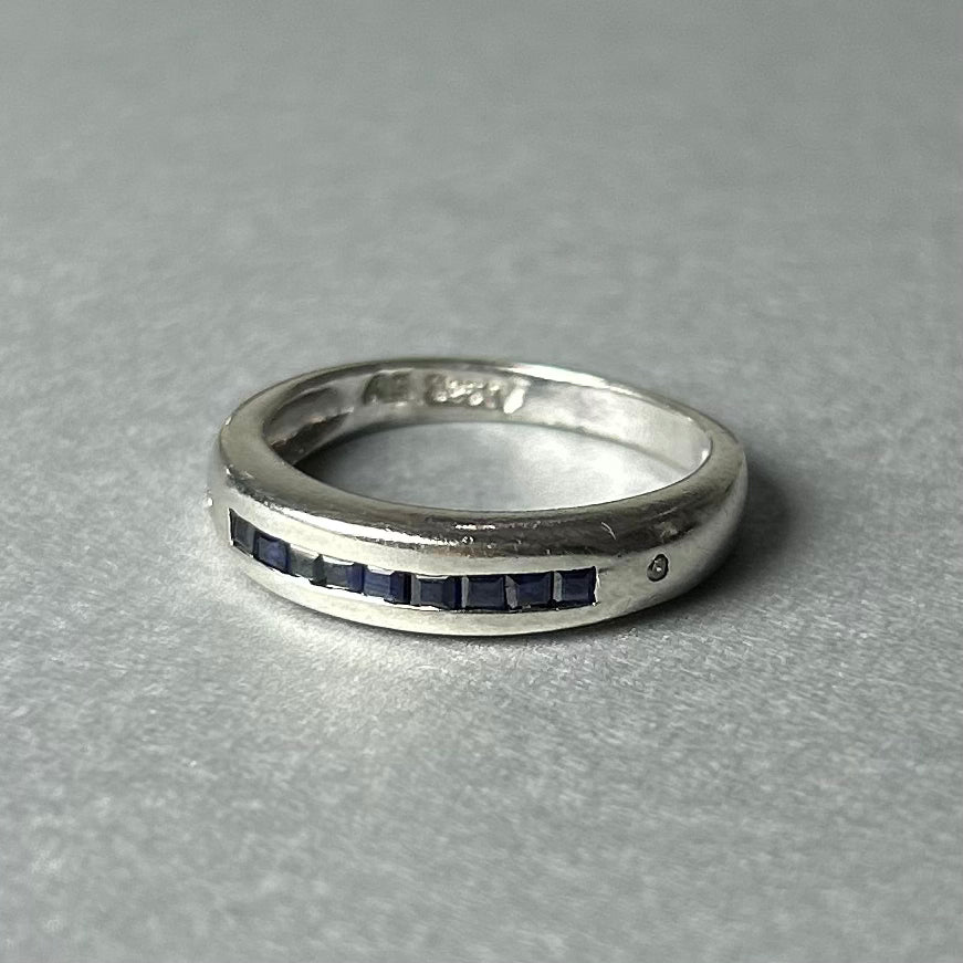 Ring aus 925 Silber mit synthetischen Saphiren