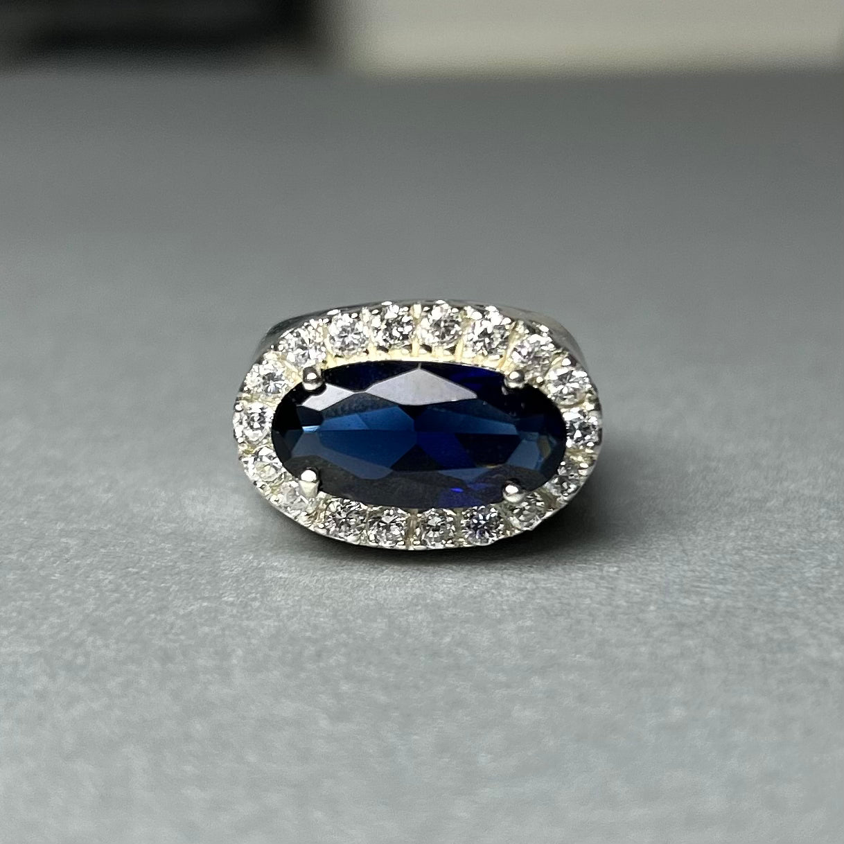 Ring aus 925 Silber mit blauem Stein und Zirkonia
