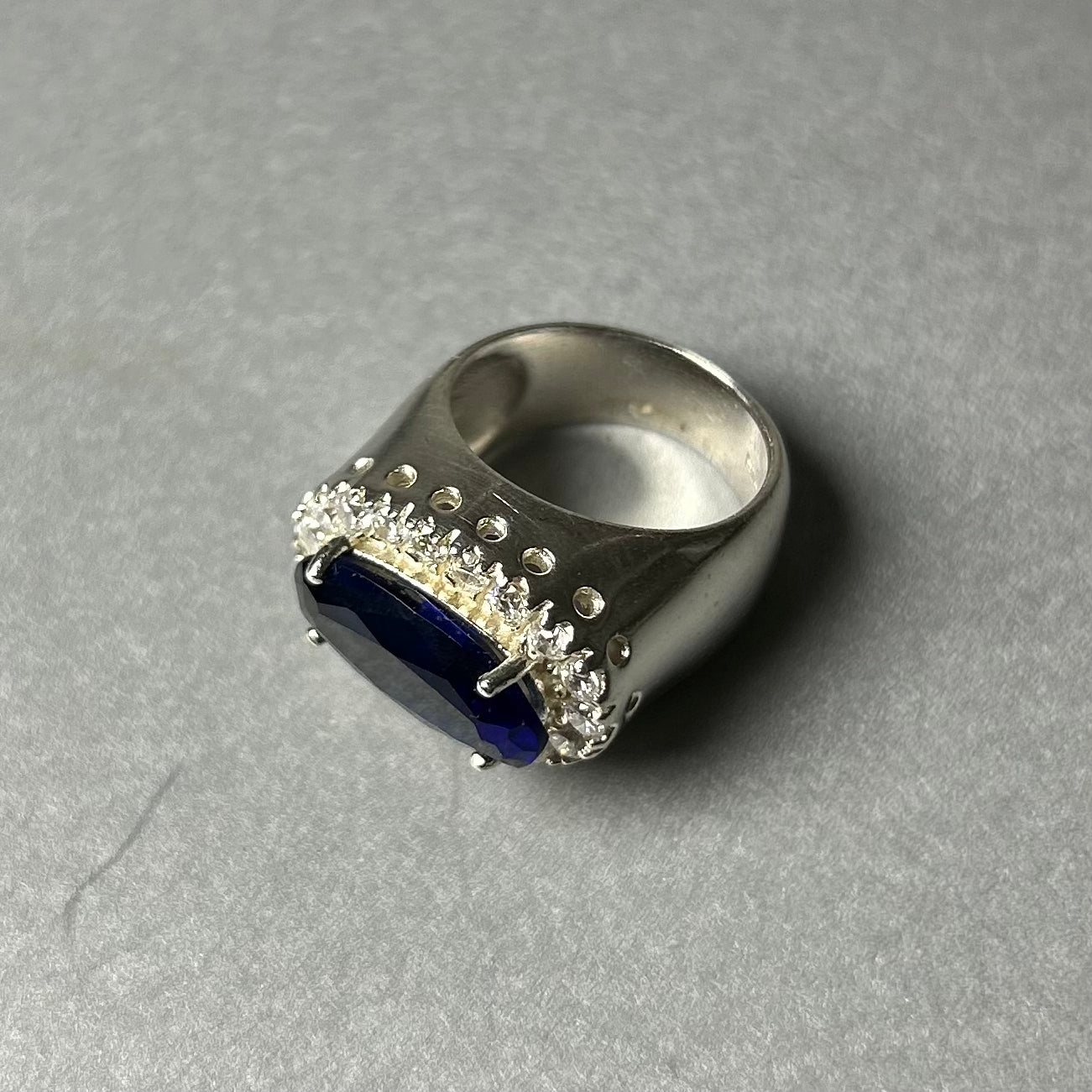 Ring aus 925 Silber mit blauem Stein und Zirkonia