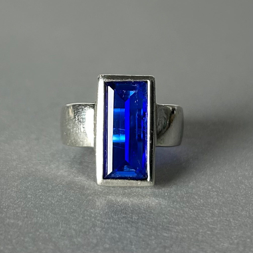 Ring aus 925 Silber mit synthetischem Saphir