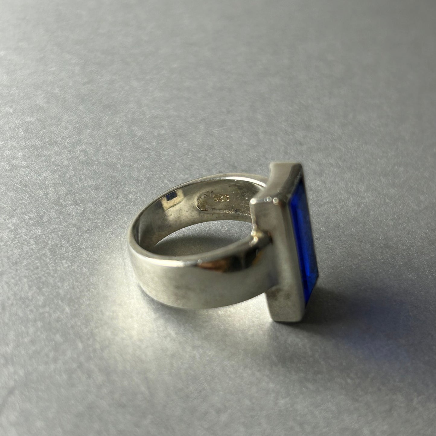 Ring aus 925 Silber mit synthetischem Saphir