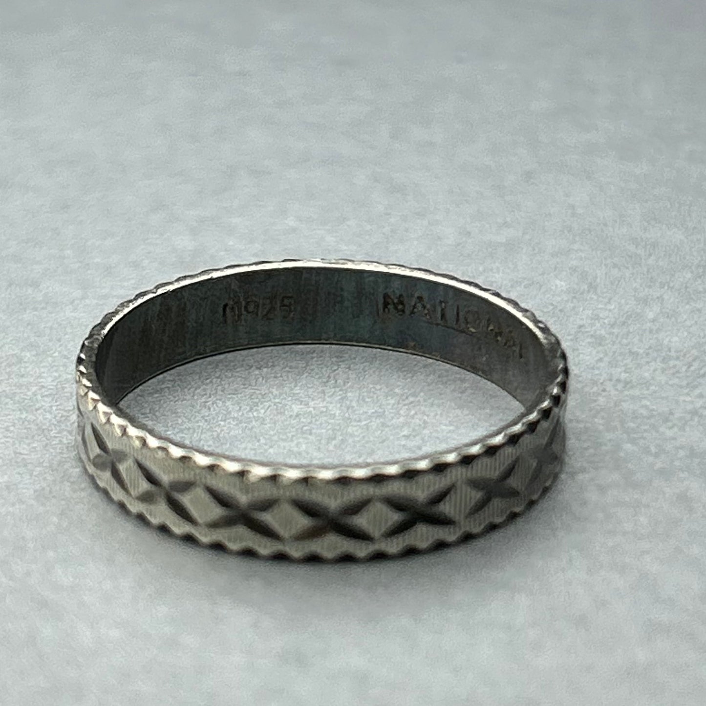 Ring aus 925 Silber mit graviertem Muster