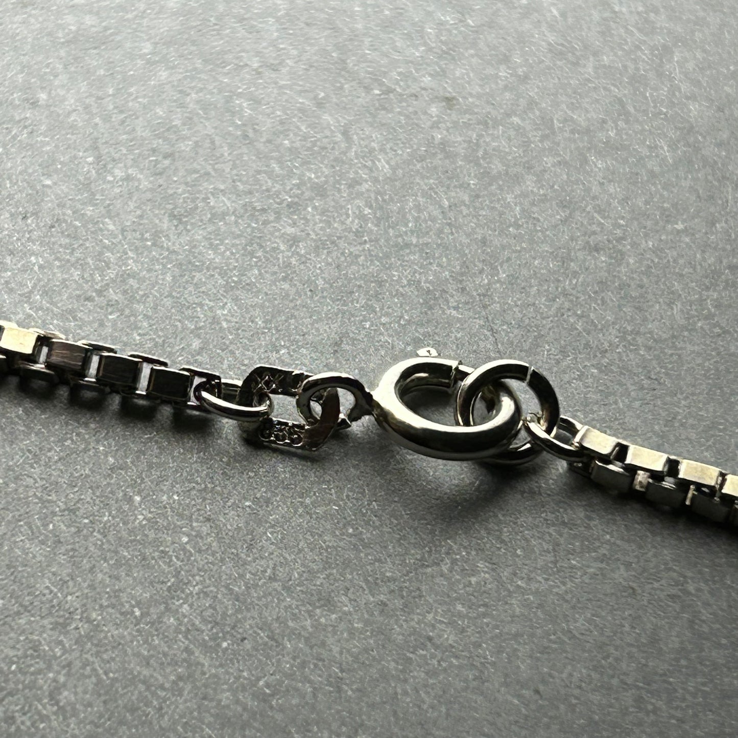 Halskette aus 835 Silber mit Jade