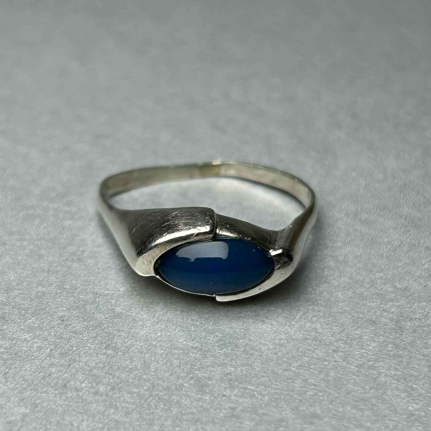 Ring aus 835 Silber mit blauem Achat
