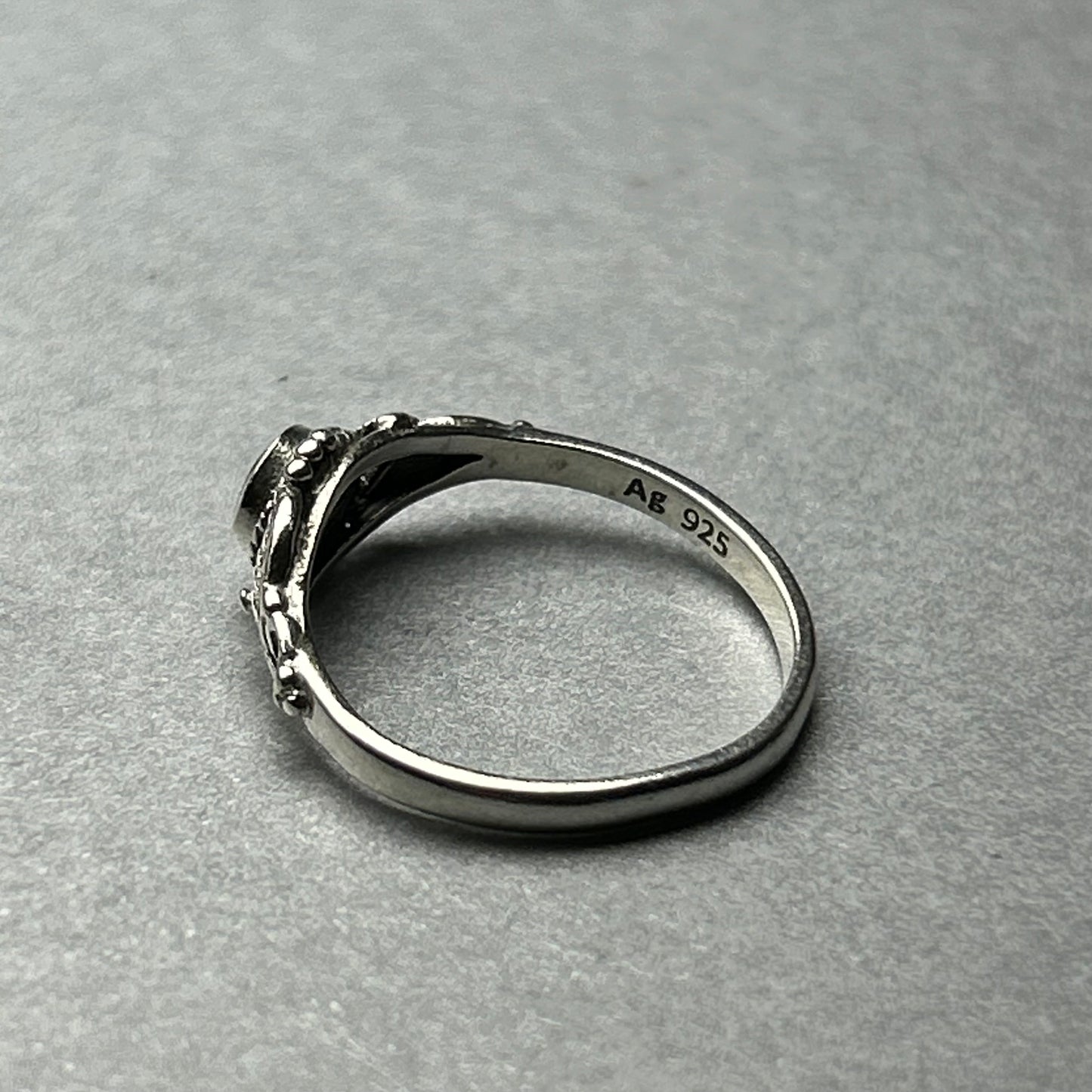 Onyx Ring aus 925 Silber mit floralem Design