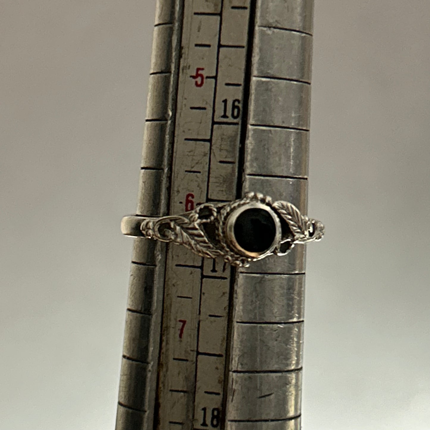 Onyx Ring aus 925 Silber mit floralem Design