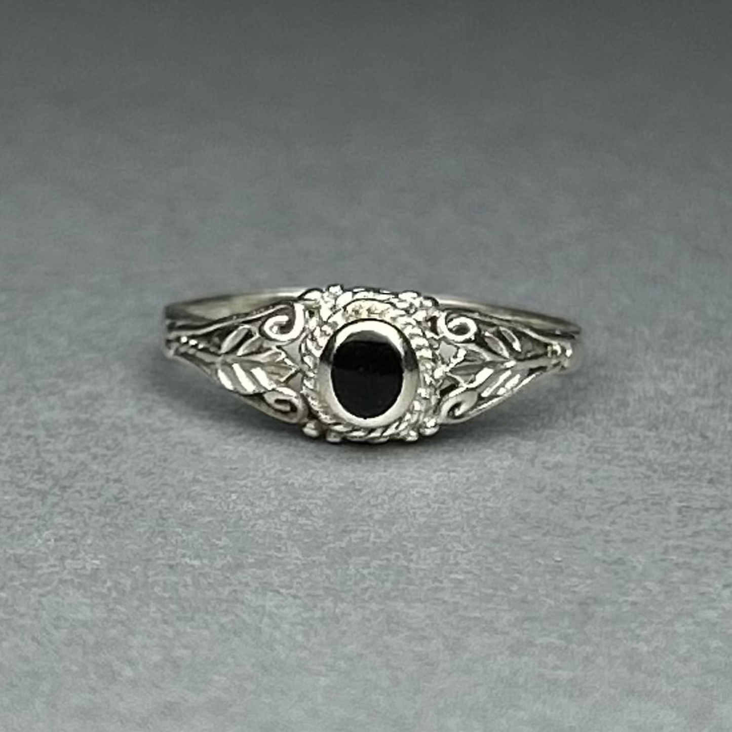 Onyx Ring aus 925 Silber mit floralem Design