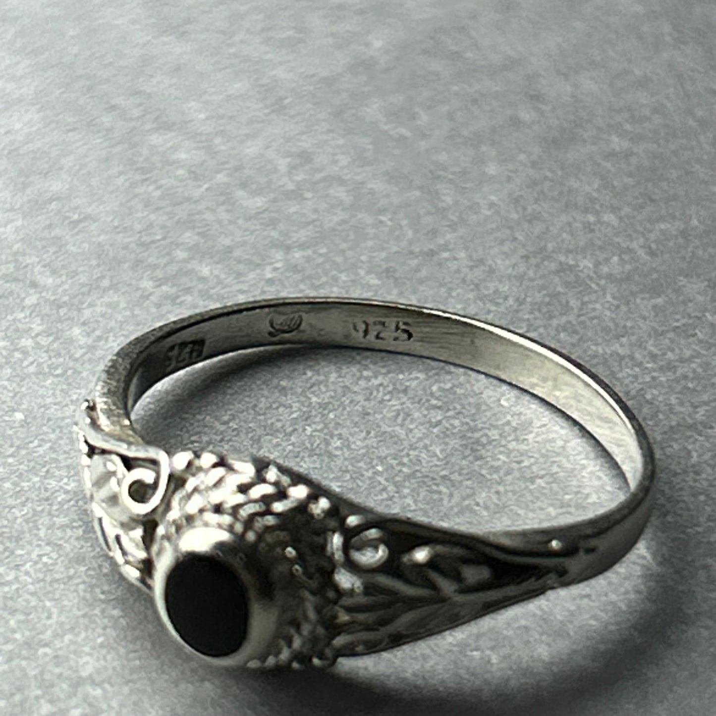 Onyx Ring aus 925 Silber mit floralem Design
