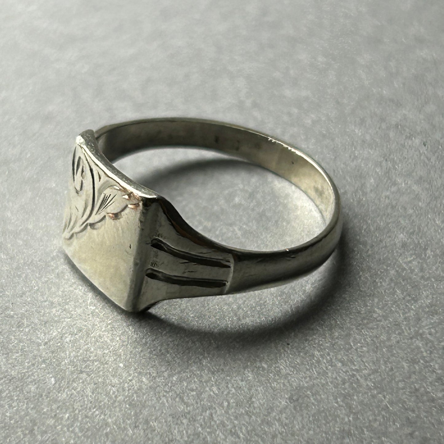 Siegelring aus 925 Silber mit Blumen