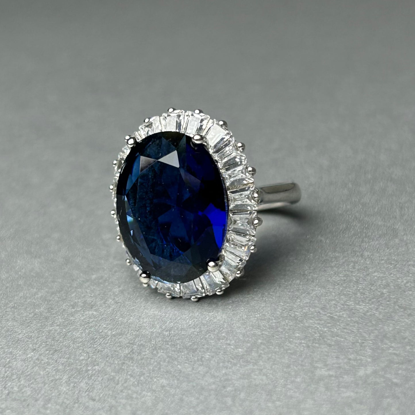 Ring aus 925 Silber mit  Saphir und Zirkonia