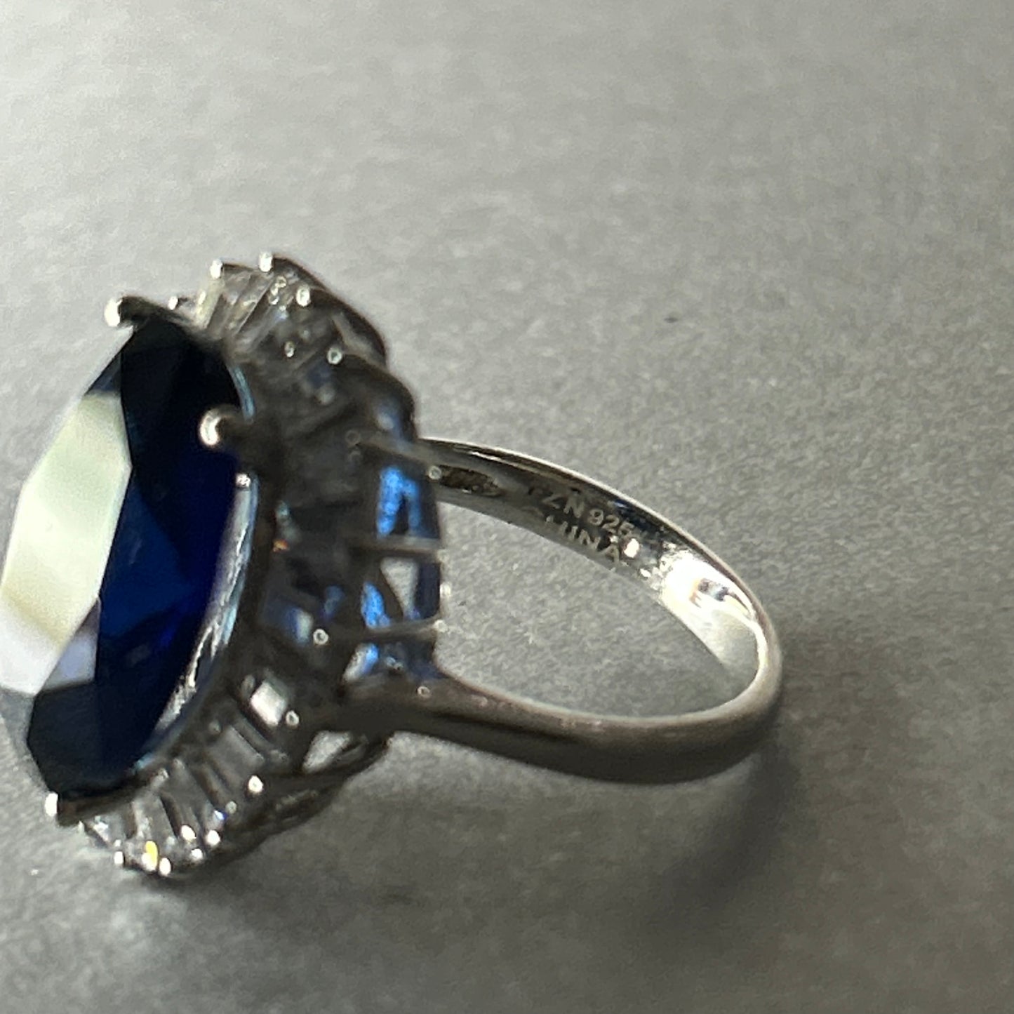 Ring aus 925 Silber mit  Saphir und Zirkonia