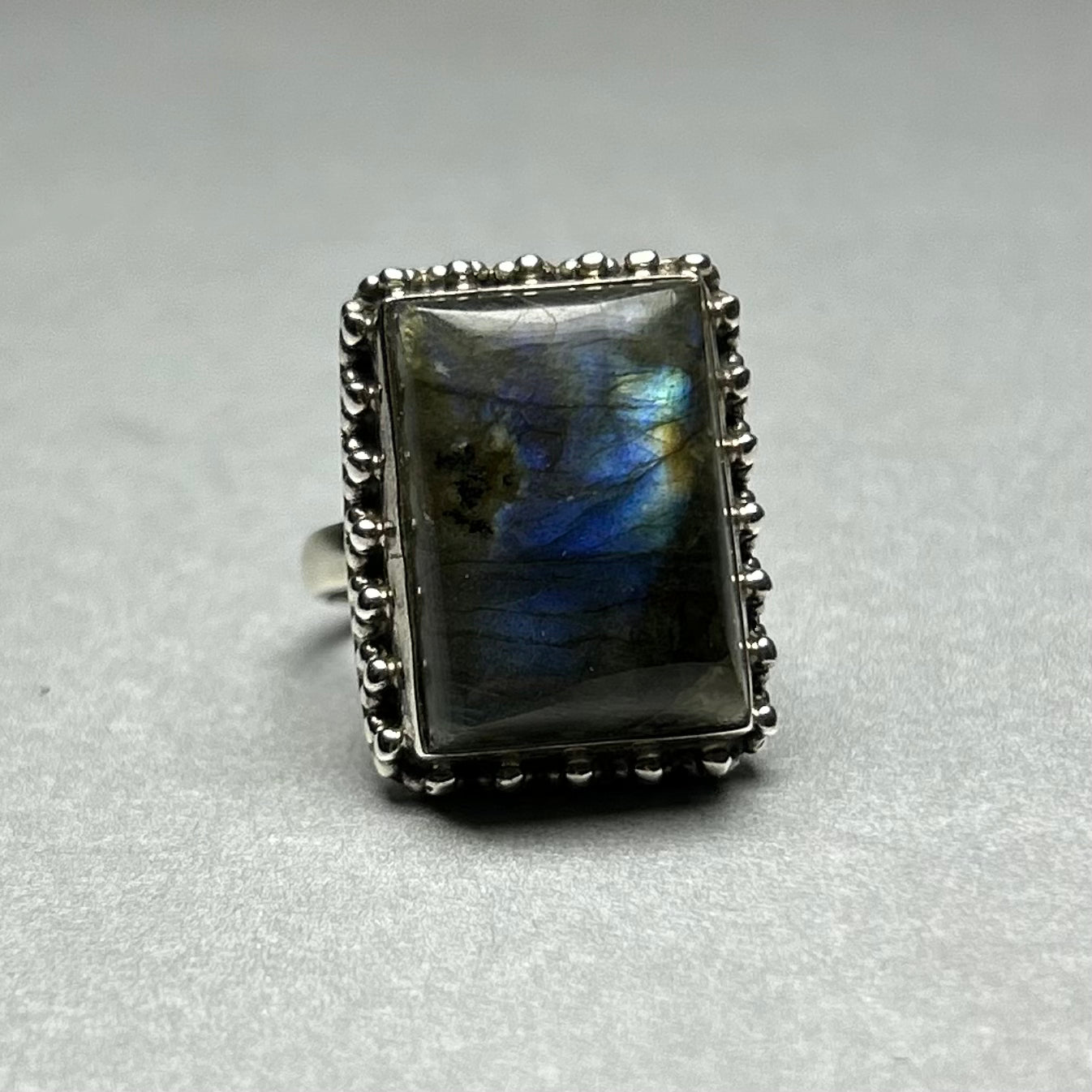 Ring aus 925 Silber mit natürlichem Labradorit