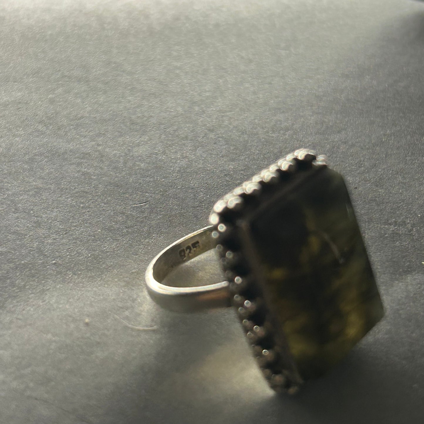 Ring aus 925 Silber mit natürlichem Labradorit