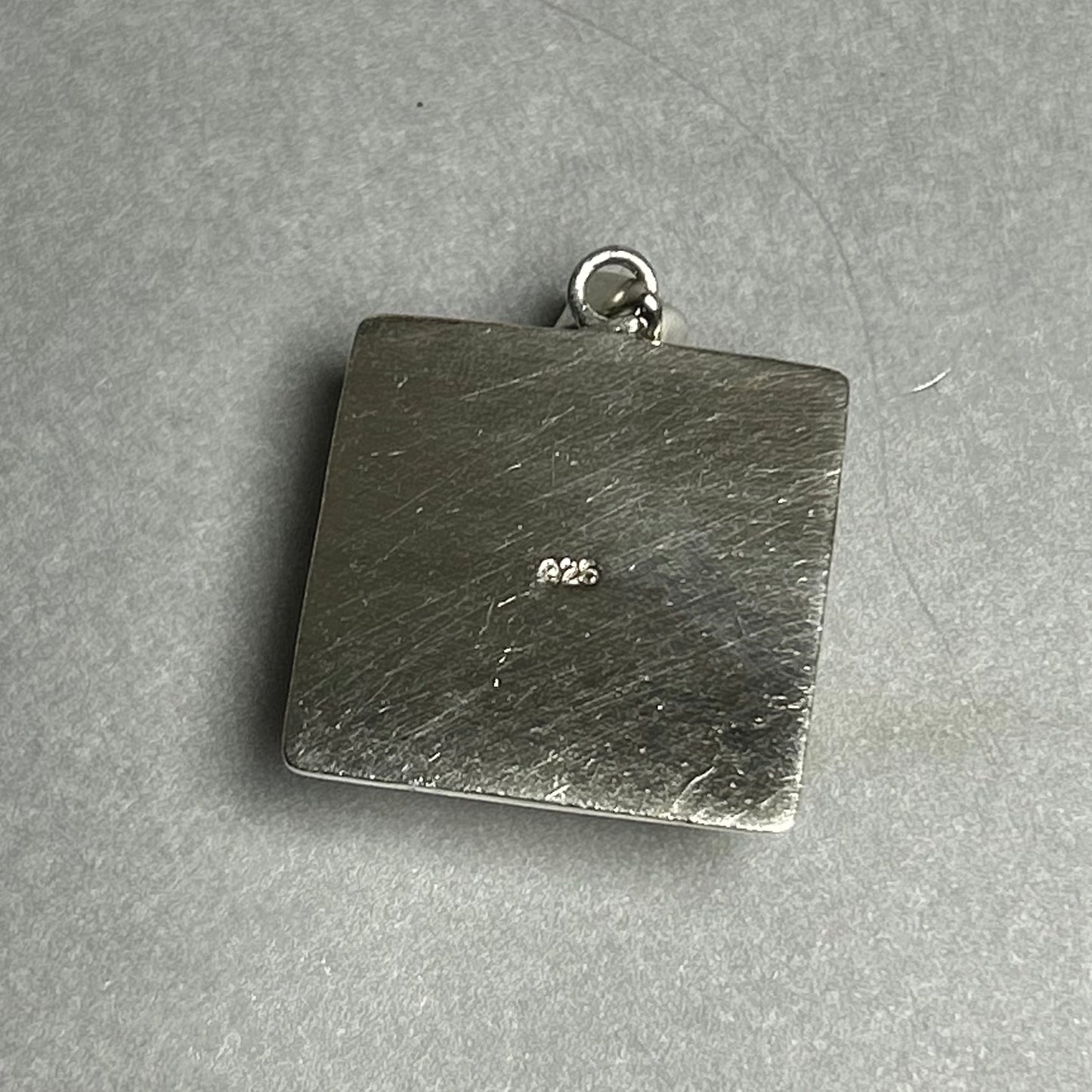 Anhänger aus 925 Silber mit rotem Howlith